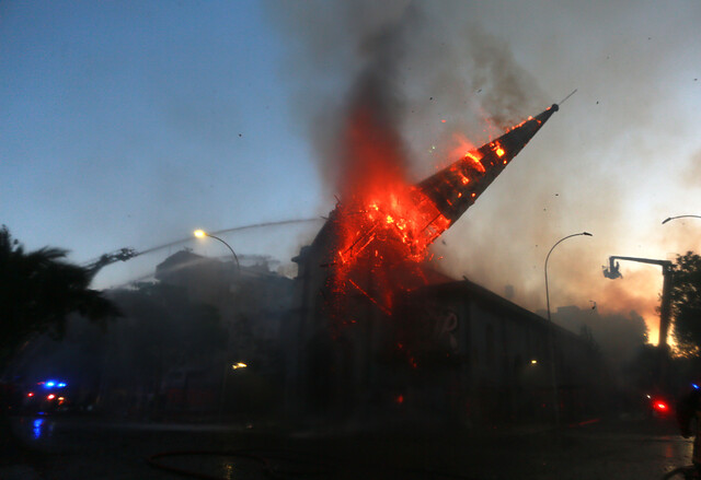 18-O: El momento exacto en que cae la cúpula de la Iglesia de la Asunción tras voraz incendio