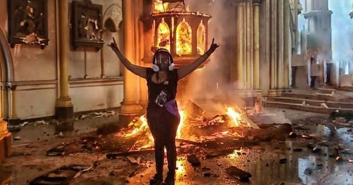 Una joven publica foto en Instagram celebrando incendio al interior de la iglesia de Carabineros