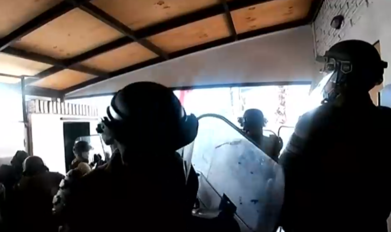 Puente Alto: El momento exacto del ataque a comisaría con piedras y bombas molotov