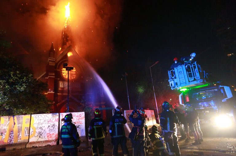 Detienen a funcionario de la Armada: Habría estado involucrado en incendio a Iglesia de Carabineros