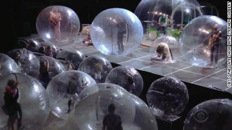 ¿El futuro? The Flaming Lips realiza concierto en burbujas de plástico