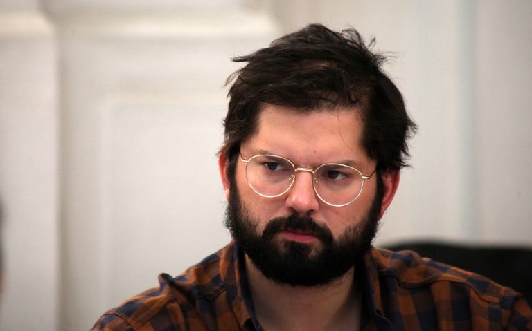 Boric dice que quienes celebran quema de edificios 