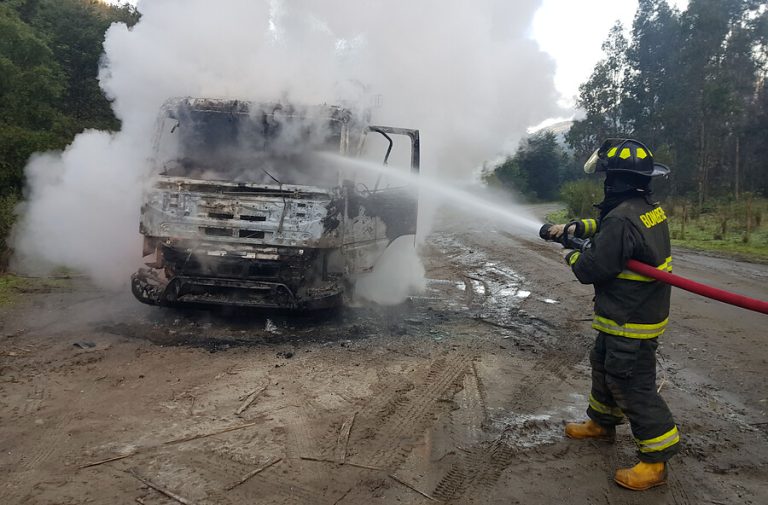 Carahue: Nuevo ataque incendiario deja al menos 9 camiones quemados