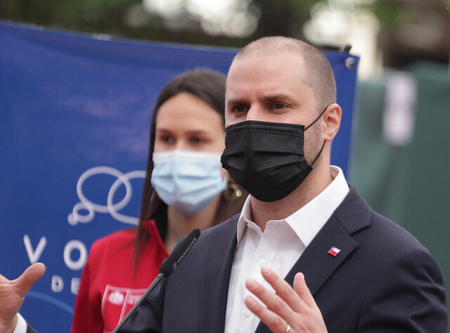 Ministro Bellolio dice que gobierno evalúa retrasar inicio del toque de queda para el plebiscito