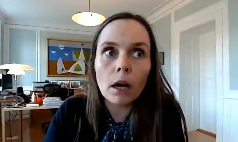 El momento en que temblor pilló a la primera ministra de Islandia dando entrevista en vivo