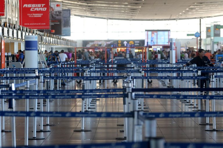 Buscan 500 conductores para trabajar en el aeropuerto: Sueldo alcanzaría los $1.6 millones