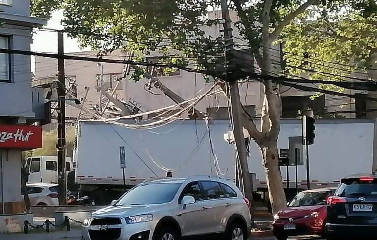 Accidente deja sin luz a sectores de Providencia y Ñuñoa