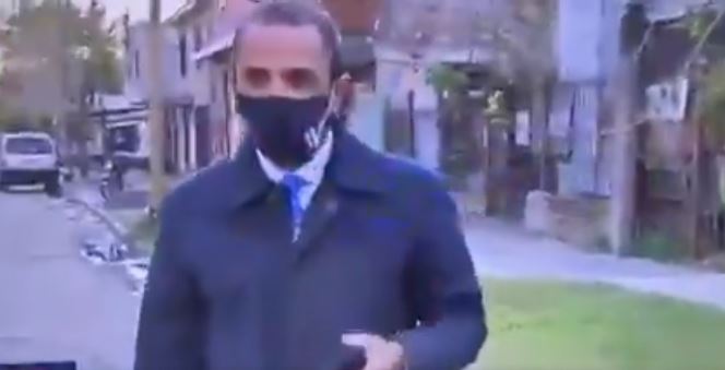 Periodista de TV fue a reportear sobre el aumento en la delincuencia: Le robaron el celular en cámara