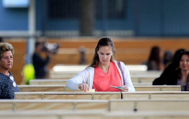 Estudio de la U. de Talca revela que las mujeres menores de 40 años votan un 25% más que los hombres