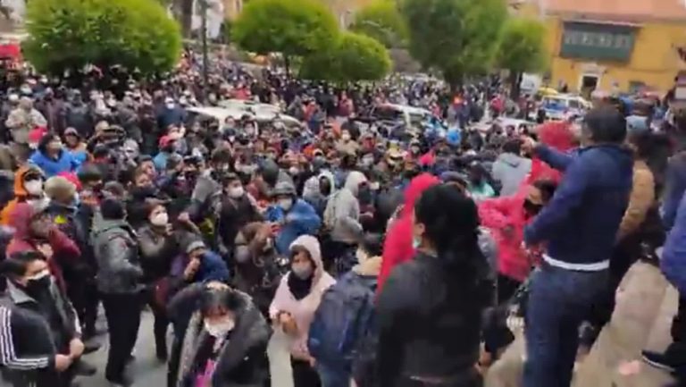 Ex candidato boliviano llamó a que lo insultaran y le tiraron naranjas, tomates y hasta monedas