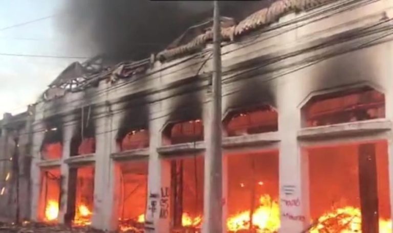 Al menos 10 locales resultaron afectados en incendio que consumió galería comercial en Talca