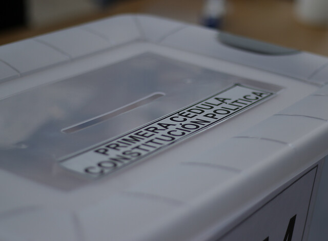 Personas con COVID-19 positivo no pueden votar en el plebiscito: Arriesgan multas de entre $2 y $10 millones