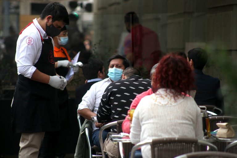 Restaurantes sin terraza piden autorización para funcionar en espacios interiores con un aforo del 50%