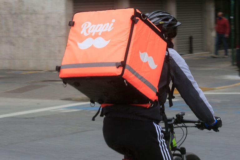 Acusan empresas de delivery de usar bodegas con alimentos y alcohol en Providencia