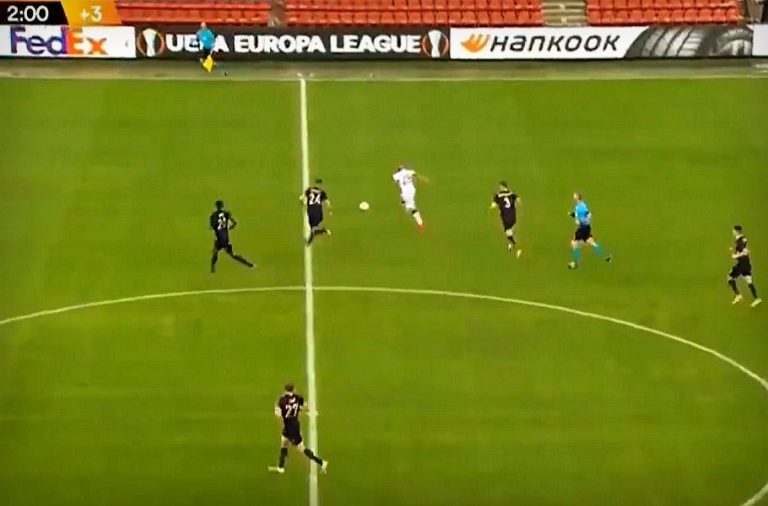 ¿El gol del año? Ex dirigido de Bielsa anotó un bombazo desde media cancha