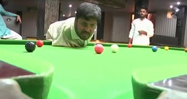 Hombre sin brazos busca convertirse en el maestro del billar