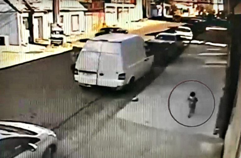 Menor de 3 años fue encontrado caminando solo y descalzo por la calle