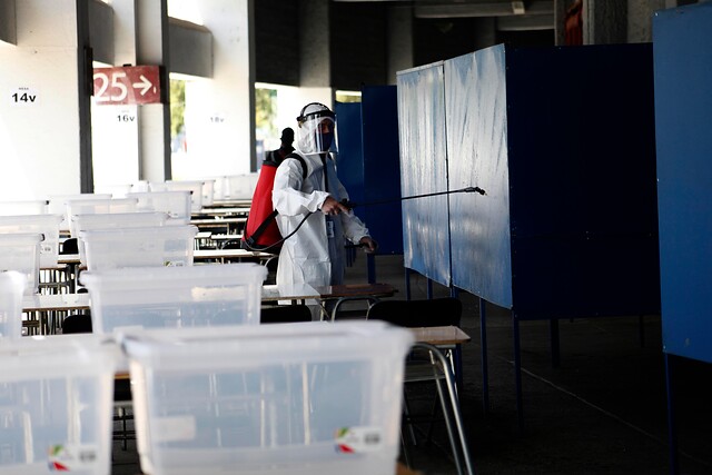 Para prevenir COVID: Sanitizan mesas de votación del Estadio Nacional con nanoparticulas de cobre