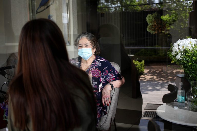 Las Condes: Habilitan traslado de adultos mayores residentes en Eleam para que puedan votar