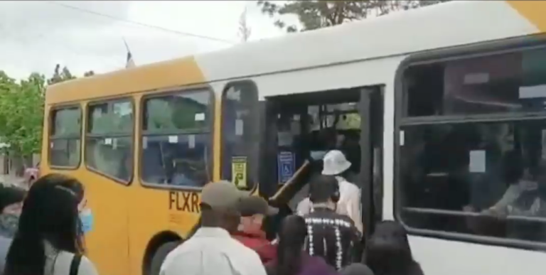 Registran aglomeraciones por baja frecuencia de buses en Puente Alto