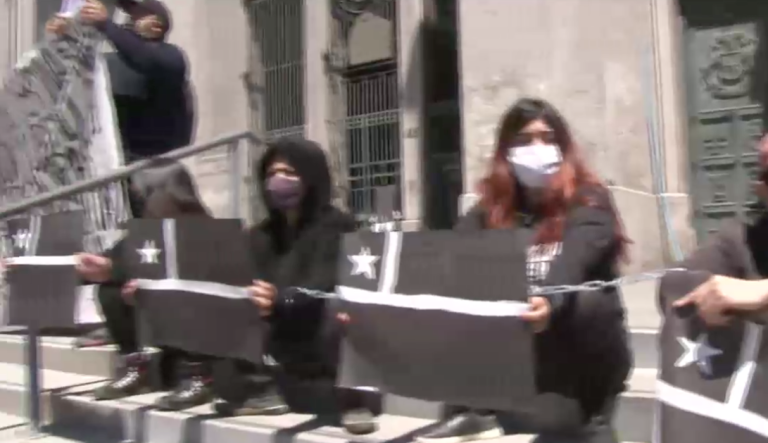 Realizan protesta en Concepción: Grupo se encadenó en la entrada de la catedral