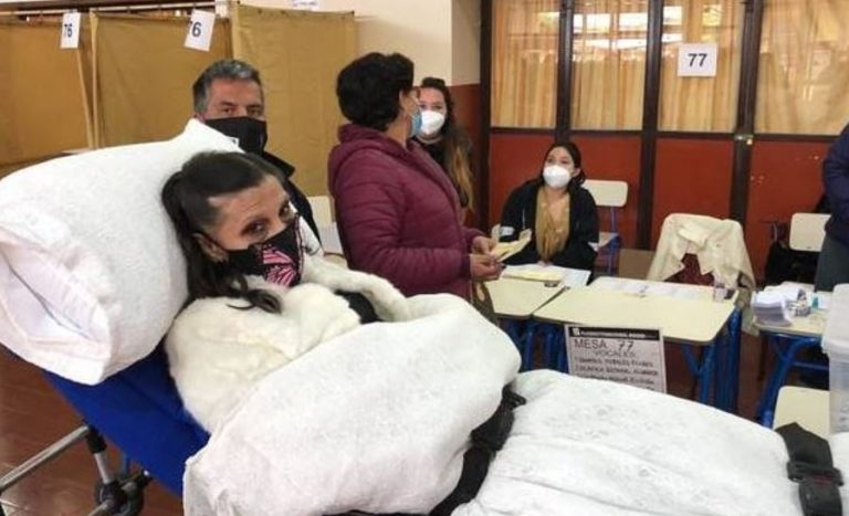 Mujer de 69 años postrada llegó en camilla a votar: “Es un momento histórico”