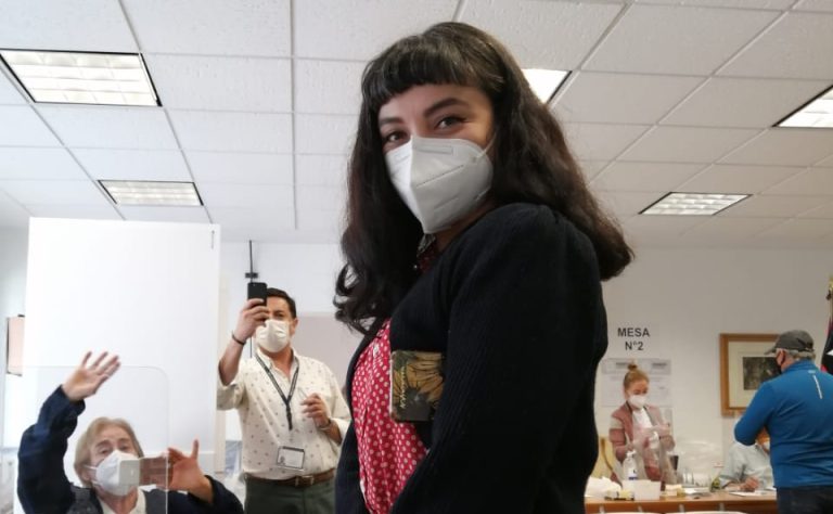 Con pasaporte en mano: Mon Laferte emitió su voto para el plebiscito en las urnas de México