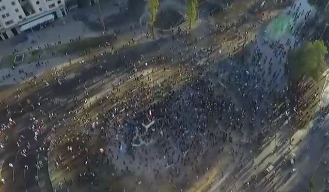 Grupo de manifestantes llegó a Plaza Baquedano: Carabineros se replegaron