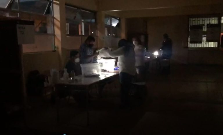 Se quedaron sin luz: Vocales de mesa en Melipilla contaron los votos iluminados con celulares