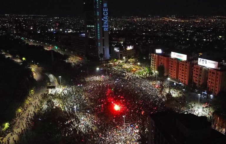 Con bombos y cánticos: Masiva celebración en Plaza Italia por triunfo del Apruebo