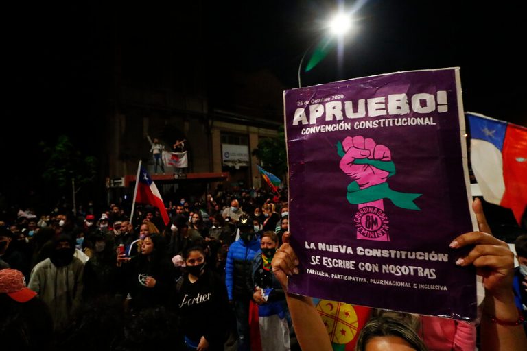 Cadem: Garantizar derechos sociales es la principal razón de los chilenos para cambiar la Constitución