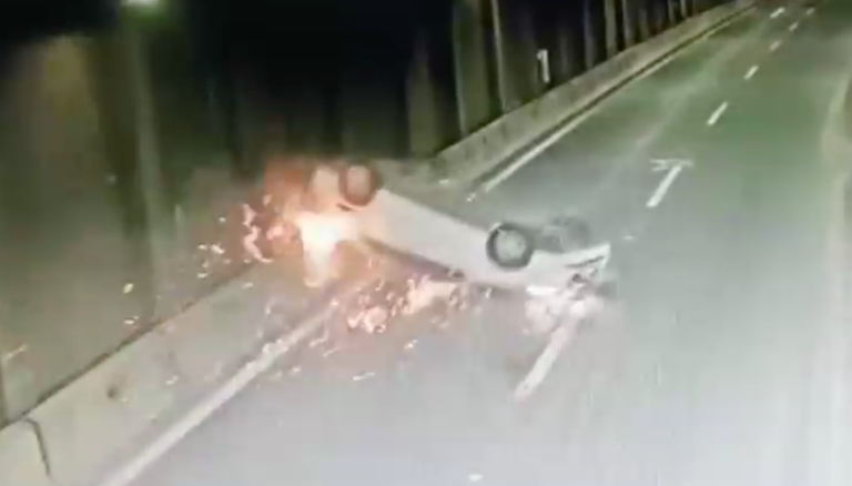 Auto robado volcó en el Acceso Sur y se arrastró por 300 metros: Sujetos intentaron escapar a pie