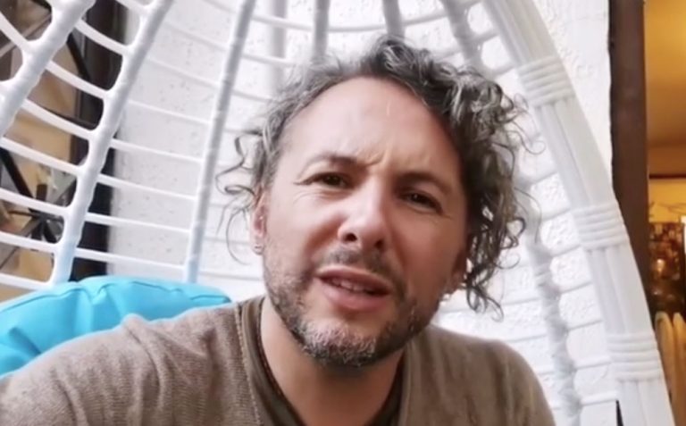 Actor Alejandro Montes denunció brutal ataque a gatitos en una barricada la noche del 25-O