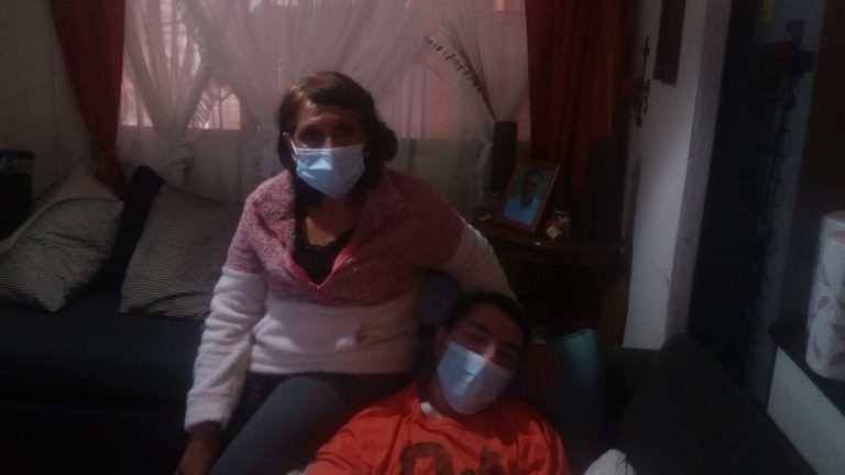 No le pagan las licencias: Jubilada recibe $140 mil de pensión, no puede trabajar y vive con dos hijos y nietos