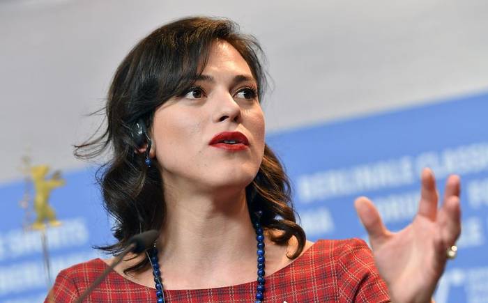 Daniela Vega anuncia querella por violento videojuego que incita a matarla