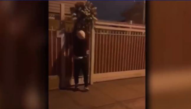 Detienen a protagonistas de video en que cuelgan corona de flores y disparan con subametralladora