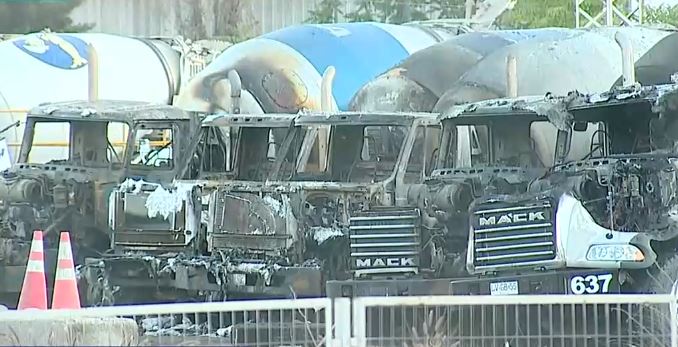 Investigan posible intencionalidad: 5 camiones resultaron quemados en Renca