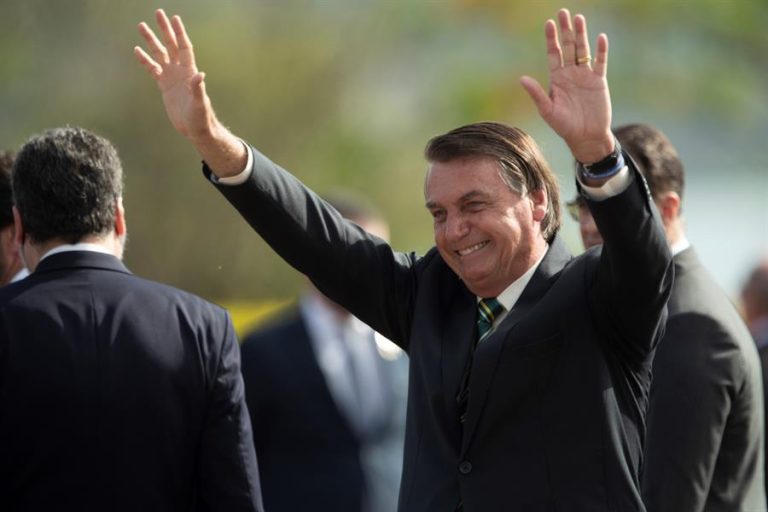 Bolsonaro declama que va a erradicar al comunismo de Brasil