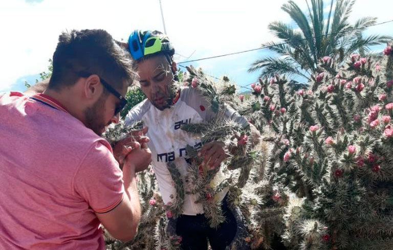 Quedó hospitalizado: Ciclista cayó sobre una zona de cactus y terminó con espinas en todo su cuerpo