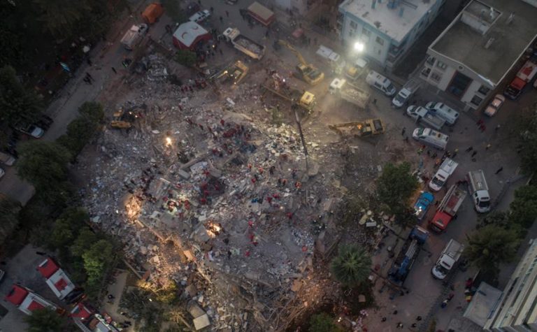 Gobierno de Turquía registra 28 muertes y tres personas 