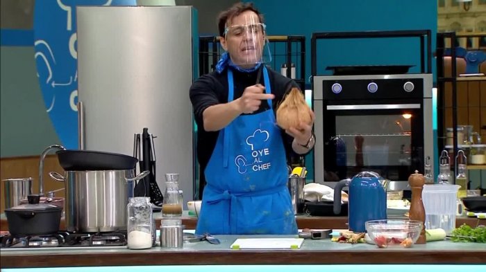 Los cocos de tres hoyos: Entérate por qué a Álvaro Morales le costó tanto partir esta fruta