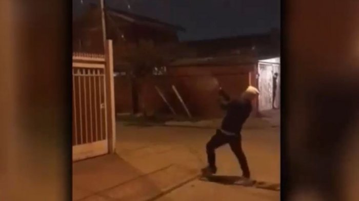 Guerra de bandas rivales: Dejaron corona de flores en la puerta y dispararon hacia la fachada de una casa en Lo Espejo