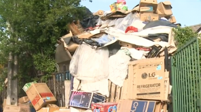 Vecinos desesperados: Hombre acumula cartones y basura en su casa desde hace nueve años en Macul