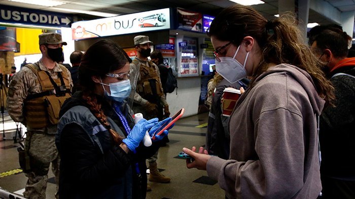 Usuarios del Terminal de Santiago denuncian caída de sitio para solicitar Pasaporte Covid