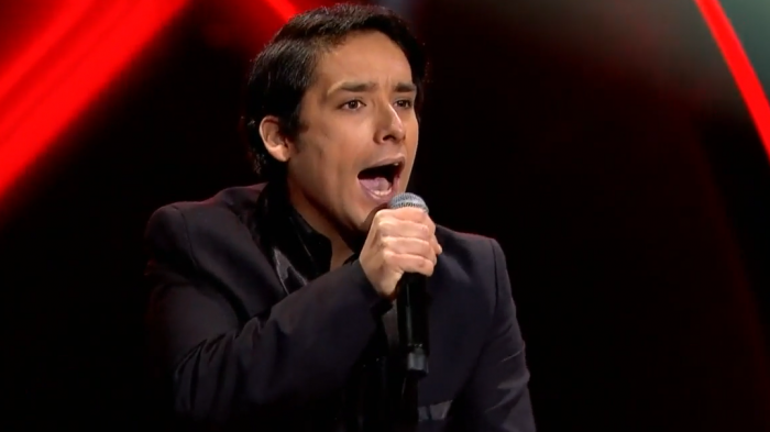 Lo hizo a la perfección: Raphael dejó la escoba al cantar el clásico 