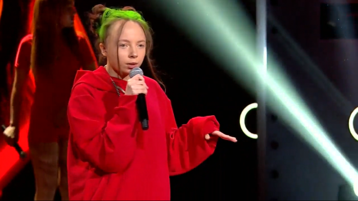 Billie Eilish no logró mantener el ritmo de la canción