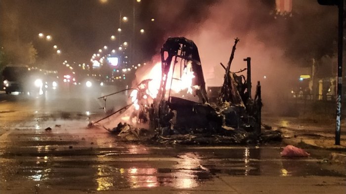 Queman bus del Transantiago en medio de manifestaciones en Ñuñoa