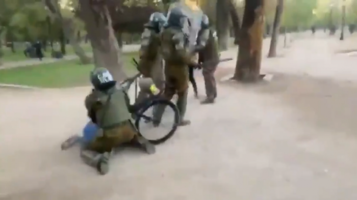 Viralizan video donde carabinera se lanza sobre ciclista en Parque Forestal