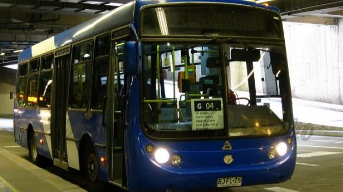 Sujeto robó micro con pasajeros en La Cisterna mientras chofer se encontraba en el baño