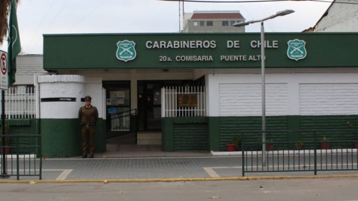 Un carabinero resultó herido tras el ataque de 150 manifestantes a una comisaría en Puente Alto